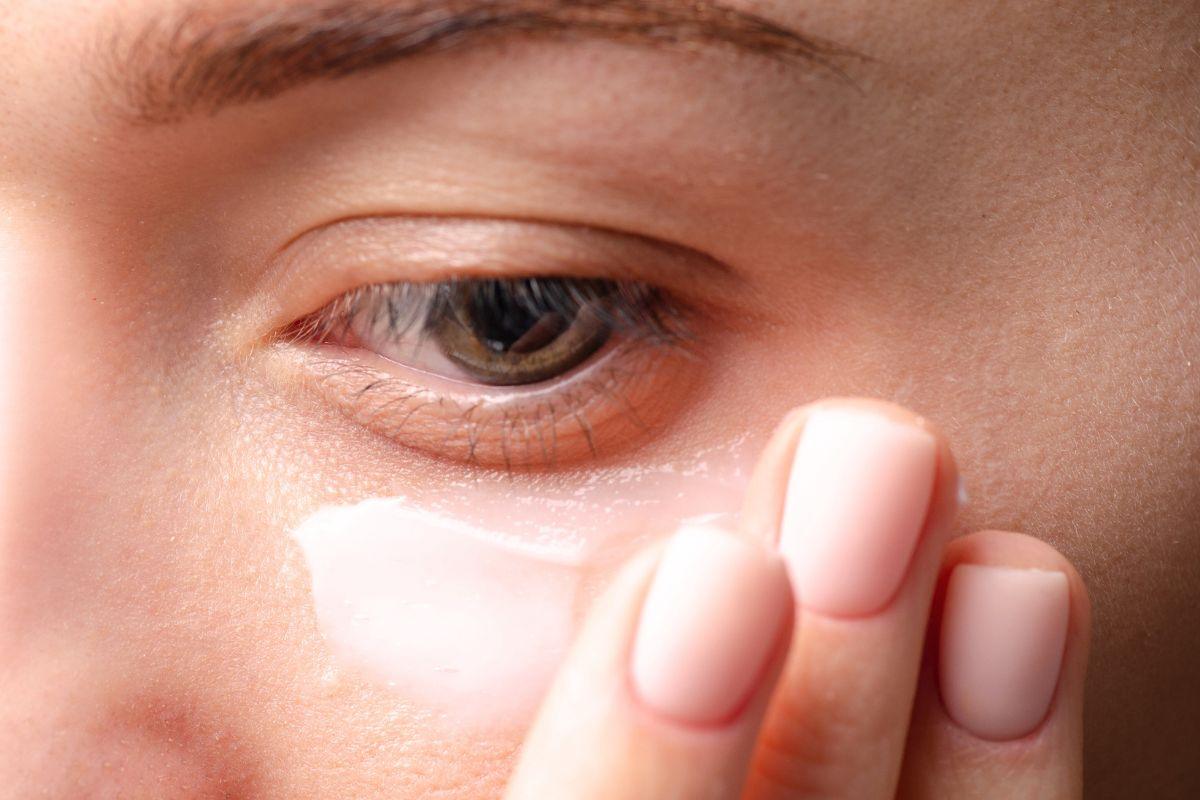 Geriausios natūralios akių vokų kaukės: raukšlėms, patinimui ir nuovargiui pašalinti