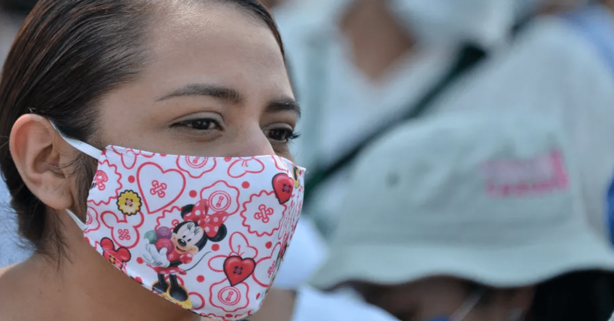 Užsidėkite, nusiimkite, išskalbkite: daugkartinių kaukių priežiūros taisyklės
