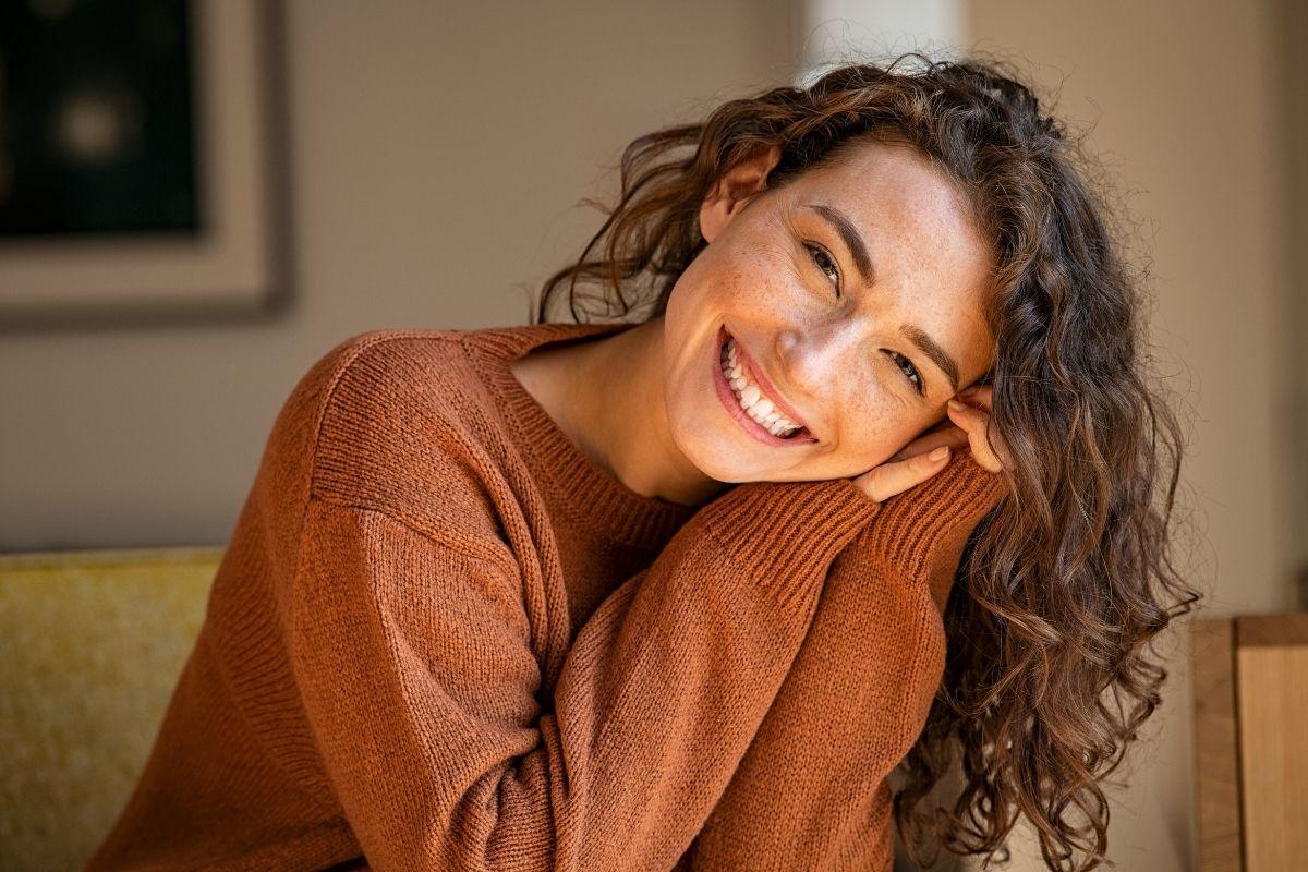 Kai kurios moterys renkasi vienatvę ne iš baimės, o iš stiprybės. Sužinokite, kokios 3 savybės jas išskiria ir kodėl jos pritraukia tikrą pagarbą, o ne tik laikiną dėmesį