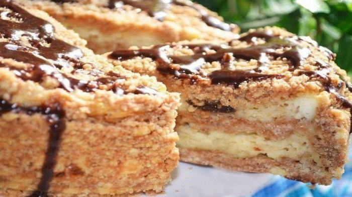 Pyragas su varške ir džiovintomis slyvomis