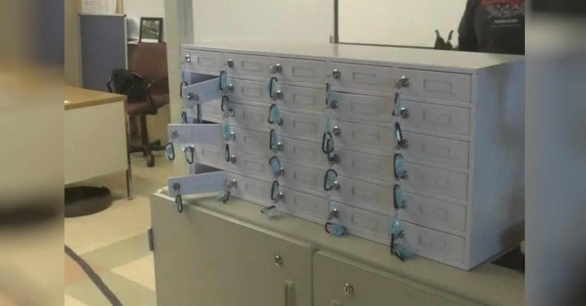 Mokytojas Maiklas padarė klasei specialią spintelę. To priežastis išties puiki!