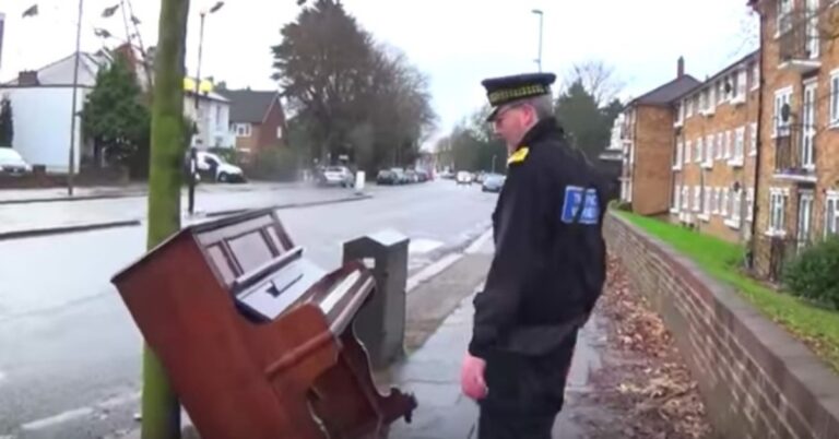 Vyras šalikelėje rado išmestą pianiną. Tai, ką jis padaro, sužavi visus aplinkinius