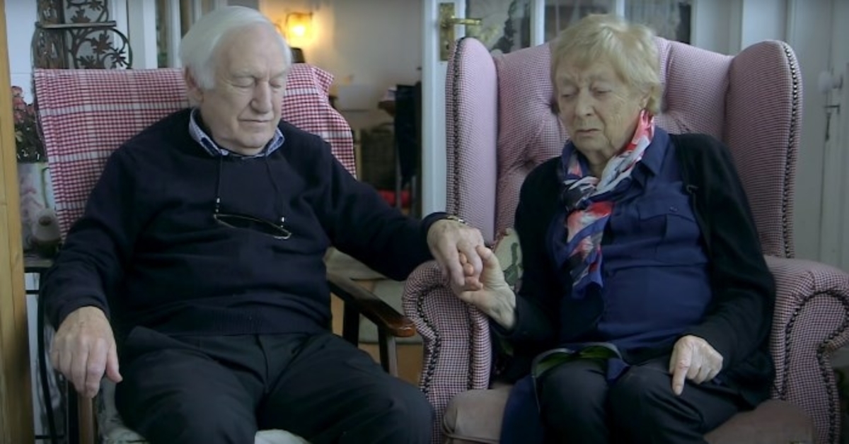 Vyresnė moteris nebegali pasidaryti makiažo. Tada jos vyras ją nustebina