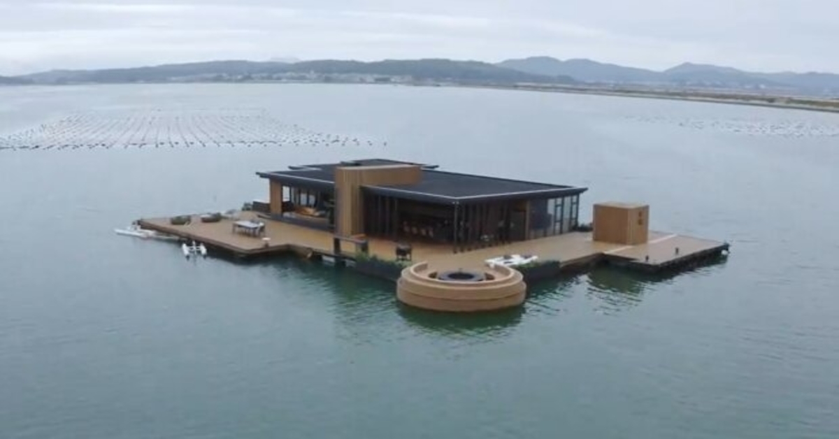 Svajonės pildosi: vyras pastatė 56 kvadratinių metrų ploto namelį ant vandens!