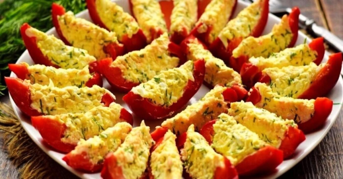 Greitai paruošiamos įdarytos paprikos – šventinis užkandis, kuris tirpsta burnoje