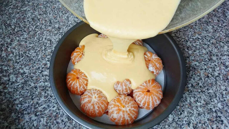 Jei namuose turite mandarinų, būtinai išbandykite šį desertą! Apverstas vaisių pyragas su karamele!