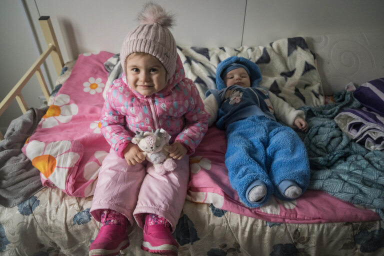 Ką išgyvena ukrainiečių vaikai, besislepiantys Mariupolio slėptuvėse Rusijos kariams apgulus miestą?