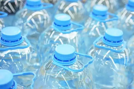 9 priežastys, kodėl vanduo iš čiaupo yra geresnis nei iš plastikinio butelio