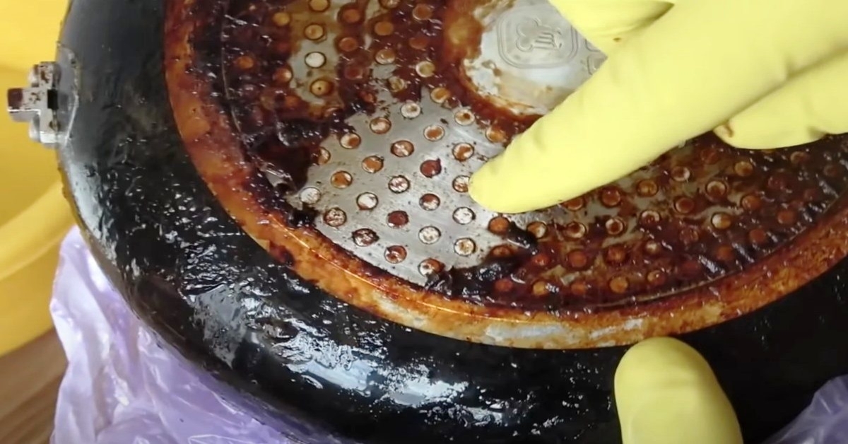 Labai paprastas būdas, kaip nušveisti keptuvę