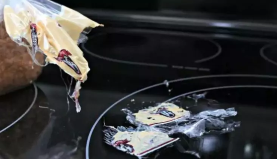 Kaip nuo indukcinės viryklės paviršiaus pašalinti pridegusį plastiką? Tereikės 2 ingredientų