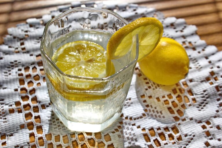 Ar tikrai naudinga gerti vandenį su citrina tuščiu skrandžiu?