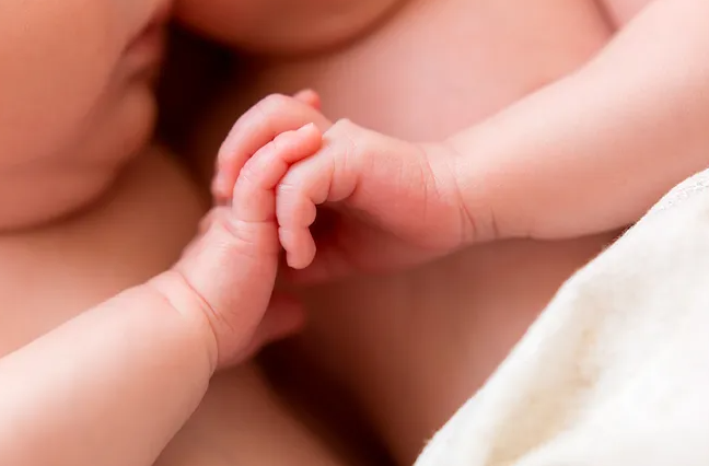 Pasirodo, kad tai įmanoma: dvyniai gimė dviejų dienų skirtumu