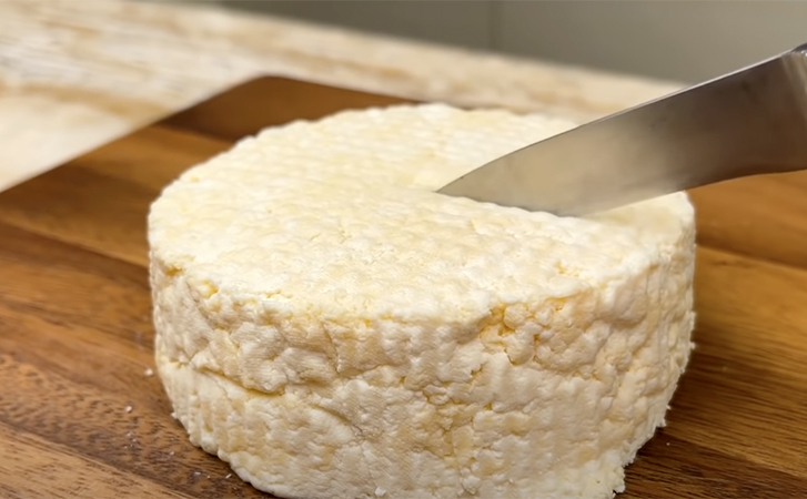 Nuostabaus skonio sūris, kurį paruošite vos per 10 minučių