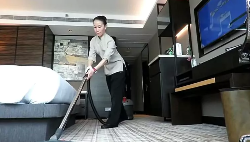 Kaip greitai ir efektyviai išvalyti namus? Kambarinė atskleidė kelias gudrybes