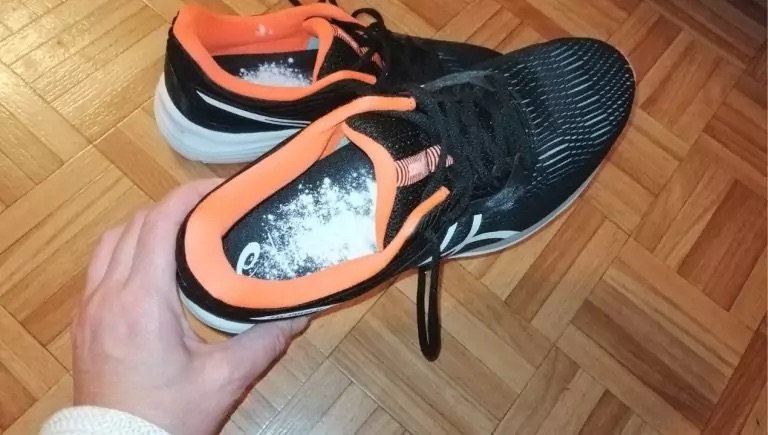Įberkite tai į batus ir tada išsiurbkite. Jie bus kaip nauji, nenaudojant brangių gaiviklių
