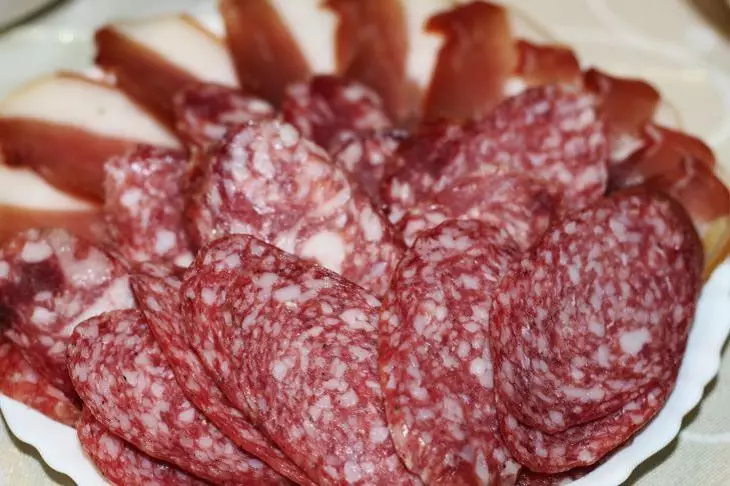 Mitybos specialistė pataria nevalgyti šių maisto produktų, nes po jų vartojimo kaupiasi pilvo riebalai