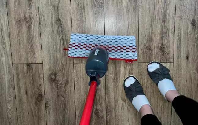 Į kibirą vandens  įdedu 3 šaukštus šios priemonės, ir ant grindų niekada nebūna dryžių!