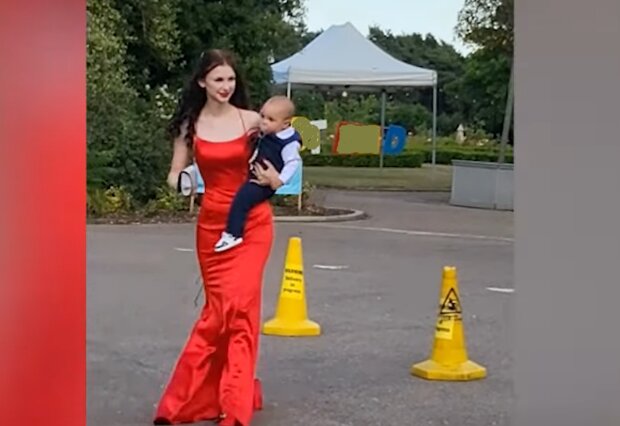 Jauna mama į išleistuvių šokių vakarą įžengė su savo sūnumi
