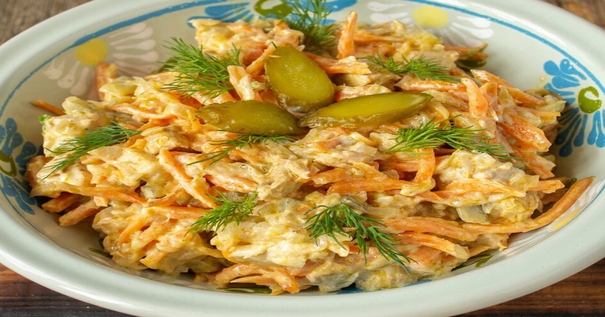 Nuostabios mėsos salotos su raugintais agurkais