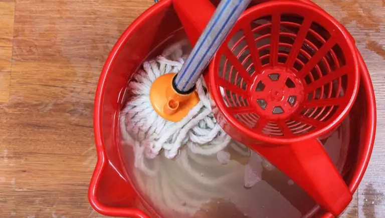 Į kibirą įpilkite 3 valgomuosius šaukštus šio produkto ir išplaukite grindis. Dryžiai nuo laminato grindų iš karto išnyks!