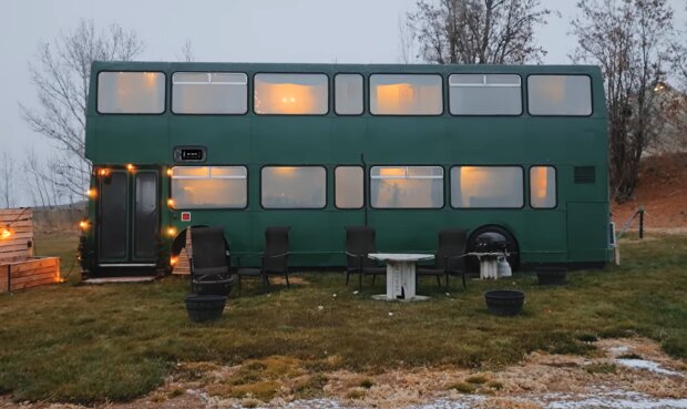 6 asmenų šeima persikėlė į dviejų aukštų autobusą: jie teigia, kad sutaupo kalnus pinigų ir nieko nenorėtų keisti 