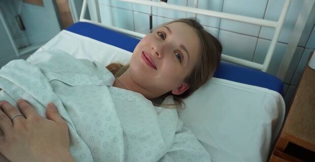 „Noriu, kad mano kūdikis iš karto pamatytų savo mamą gražią“: kodėl moterys gimdymo palatoje naudoja makiažą