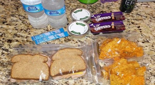 Sūnus paprašė jam į mokyklą įdėti po dvi supakuotas maisto pakuotes: kai mama suprato, kodėl – ji buvo labai nustebinta