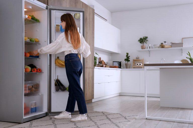 Valgomoji soda šaldytuve – veiksmingas ir natūralus būdas panaikinti nemalonius kvapus, sumažinti drėgmę ir palaikyti šaldytuvo švarą