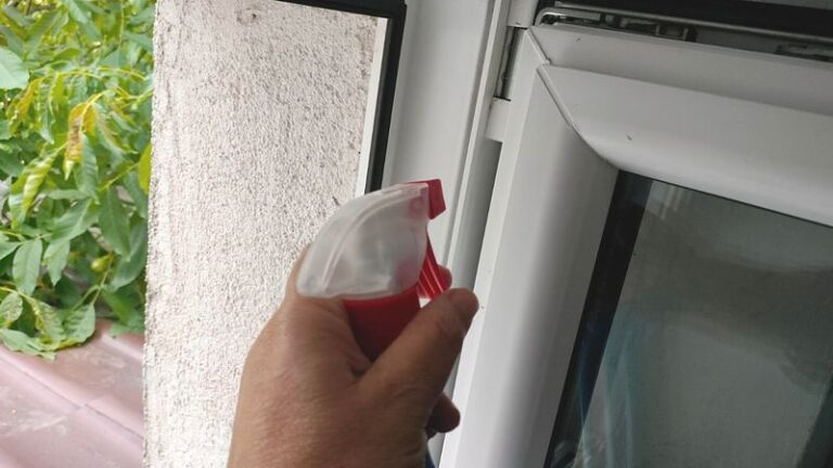 Apipurkškite langų ir durų rėmus, kad į namus neįskristų uodai ir musės