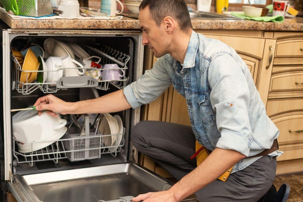 Štai ko niekada negalima dėti į indaplovę – dažna klaida, kuri kainuoja brangiai!