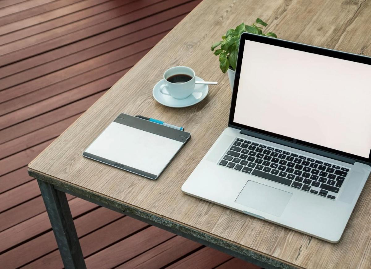 Kaip susikurti patogią ir produktyvią darbo aplinką namuose?