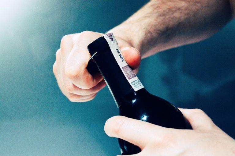 Kaip atidaryti vyno butelį be kamščiatraukio – 5 išradingi būdai