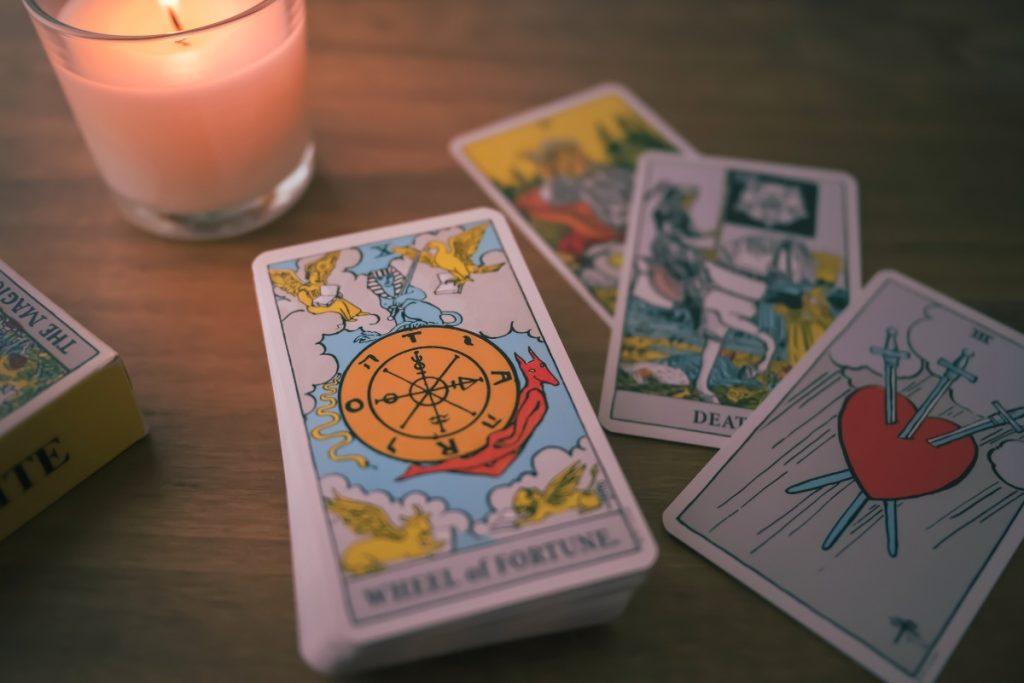 Taro prognozė 2025 m. balandžiui: kortų reikšmės visiems Zodiako ženklams