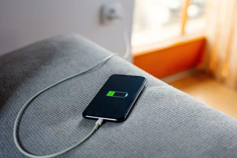 10 dažniausių įkrovimo klaidų: kaip nepakenkti telefonui ar planšetei