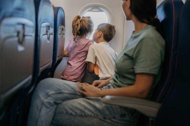 Kodėl negalima sėdėti sukryžiavus kojas skrydžio metu – pavojai sveikatai ir gydytojo patarimai
