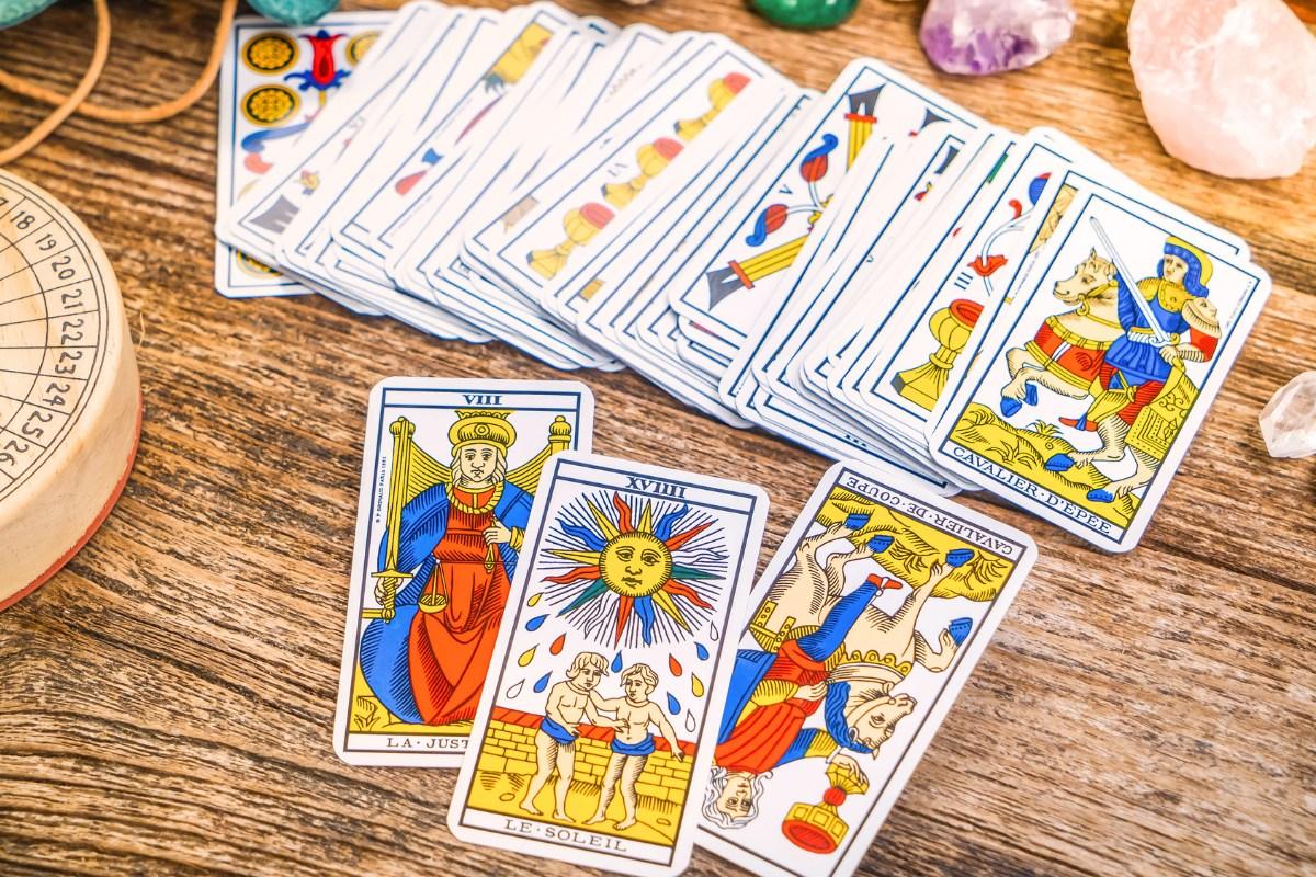 Taro kortų prognozė 2025 m. gegužės 12–18 d. visiems Zodiako ženklams