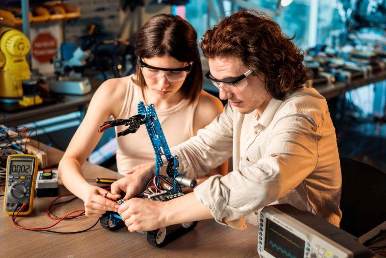 5 įdomiausi robotų universitetai Lietuvoje ir jų technologijos