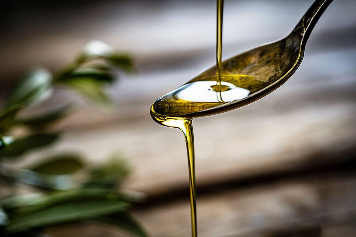 Alyvuogių aliejus tuščiu skrandžiu: kada gali pakenkti?