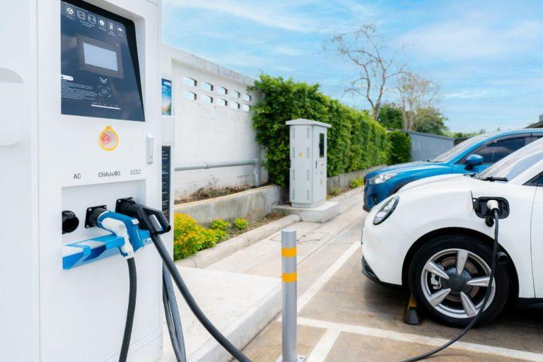 Elektrinių automobilių įkrovimo stotelės gali teršti orą labiau nei manėme