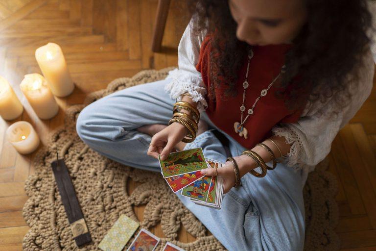 Savaitės horoskopas (2025-41 savaitė): Pasiruoškite emociniams gilumams ir karjeros staigmenoms, kai trys zodiako ženklai narplios meilę ir turtą!