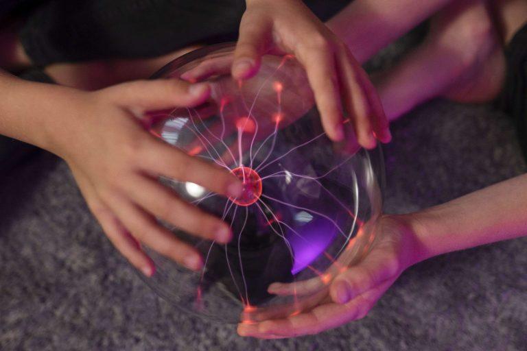 Pirmadienio LOL horoskopas (2025 m. spalio 27 d.): Trys Zodiako ženklai atskleis supergalias meilėje ir karjeroje!