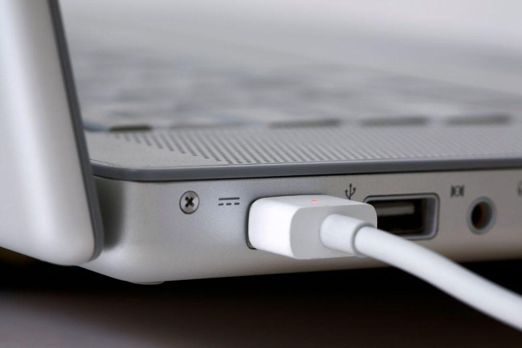 Nešiojamojo kompiuterio įkrovimas su neoriginaliu adapteriu