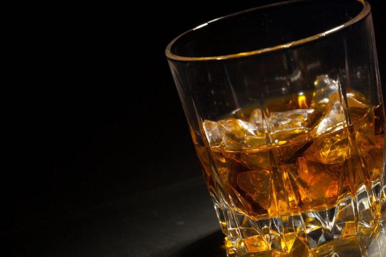 Alkoholis ir insultas: kaip alkoholio vartojimas veikia smegenis?