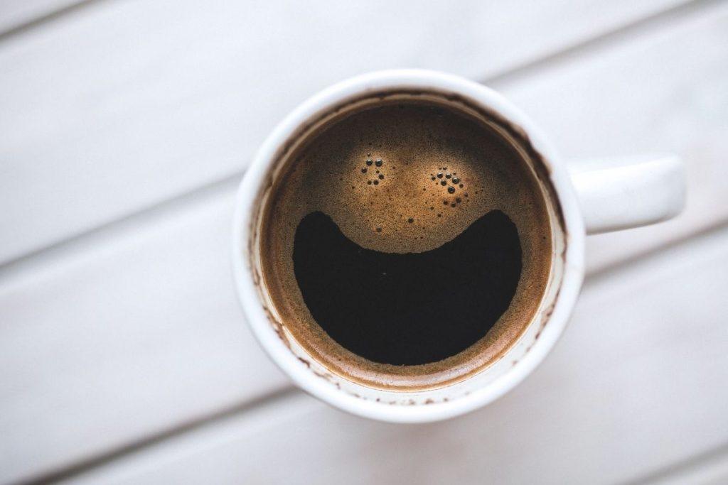 Kaip tręšti kalėdinį kaktusą kavos tirščiais