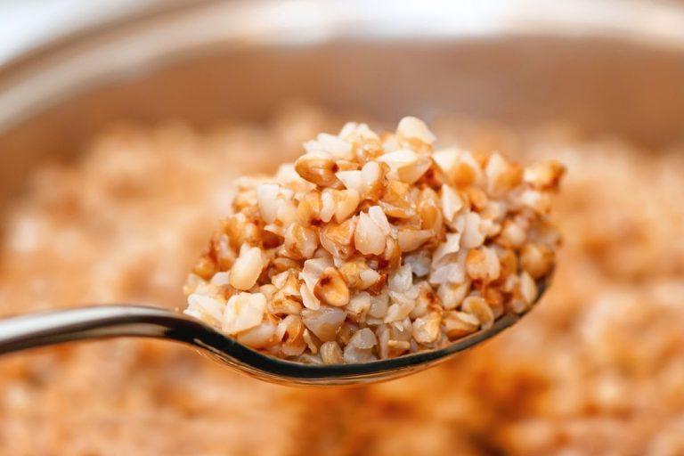 Kodėl į grikius verta įdėti žiupsnelį sodos: patyrusio virėjo triukas biriai košei