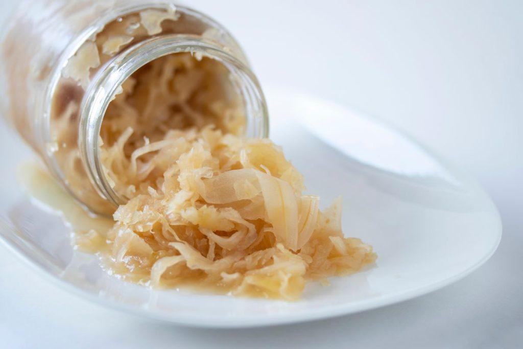 Pagrindinės raugintų kopūstų naudos sveikatai