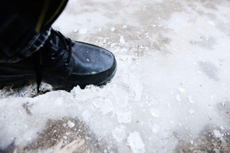 Perbraukite padą vatos diskeliu – paprastas triukas, kad žiemą nebeslystumėte