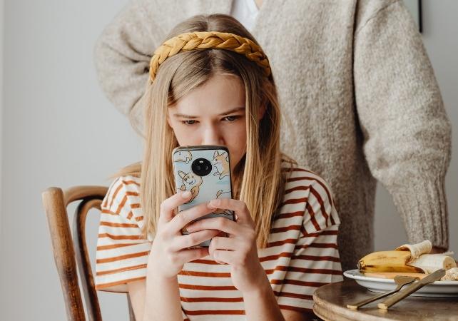 Paauglys su telefonu