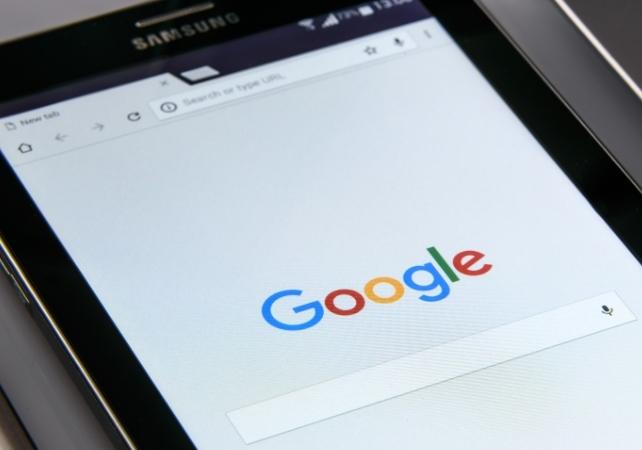 Telefono ekrane matoma Google paieška
