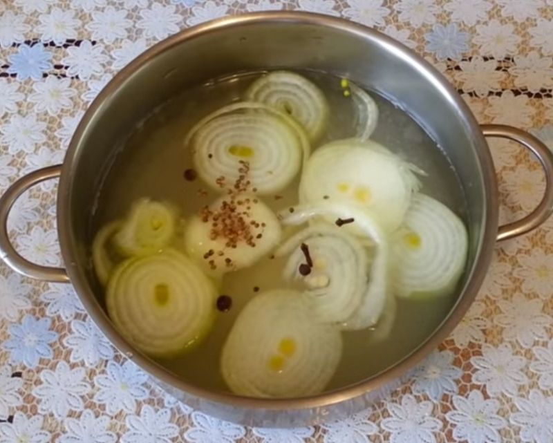 Skumbrė su svogūnais